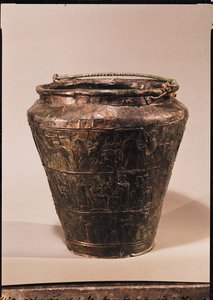 Situla med tre repouse dekorative bånd (bronse)